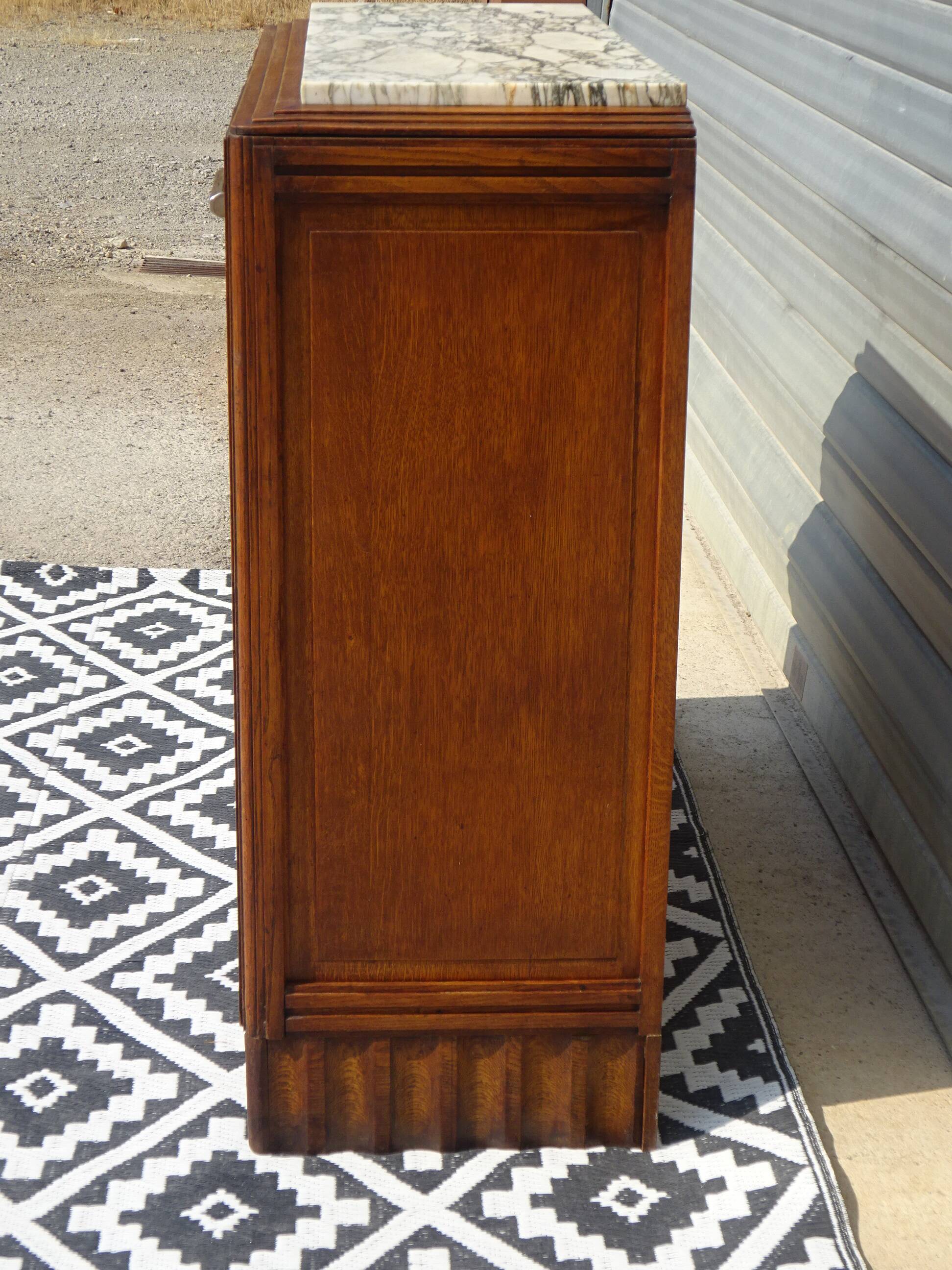 Ancien buffet en chêne et marbre, époque et style Art Déco
