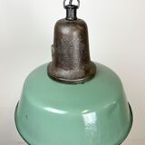 Lampe industrielle en émail vert avec dessus en fonte, années 1960