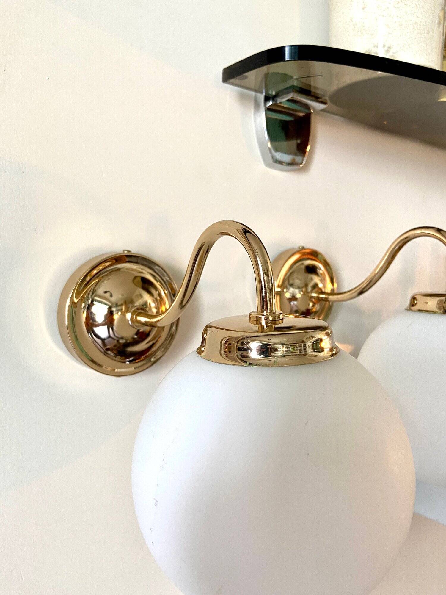 2 wall lamps in gilded metal and white opaline