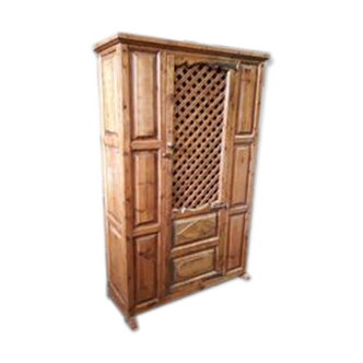 Catalan pine cabinet