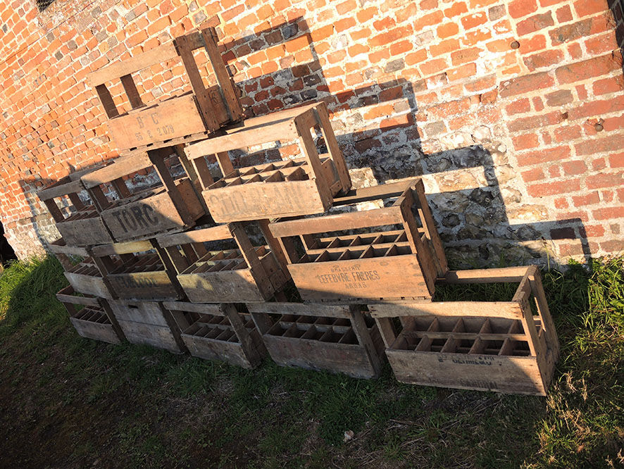 Old box with 10 wooden bottles -bc