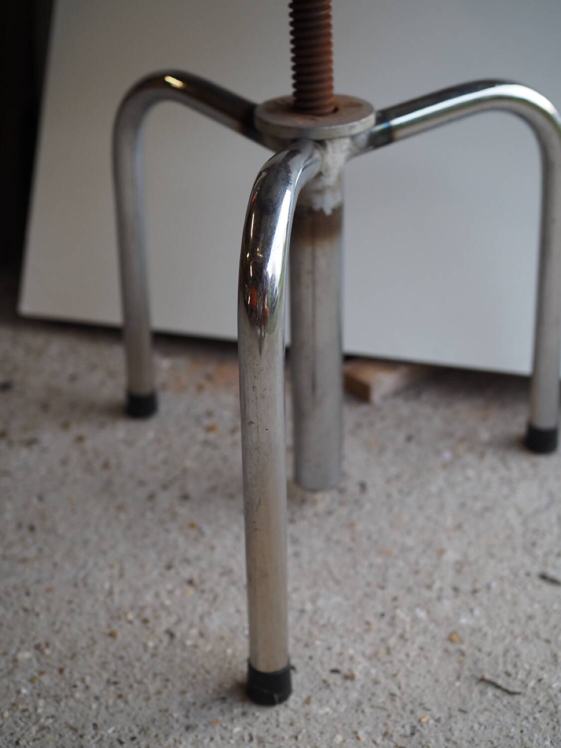 Tripod screw workshop stool in chromed metal and blue skai