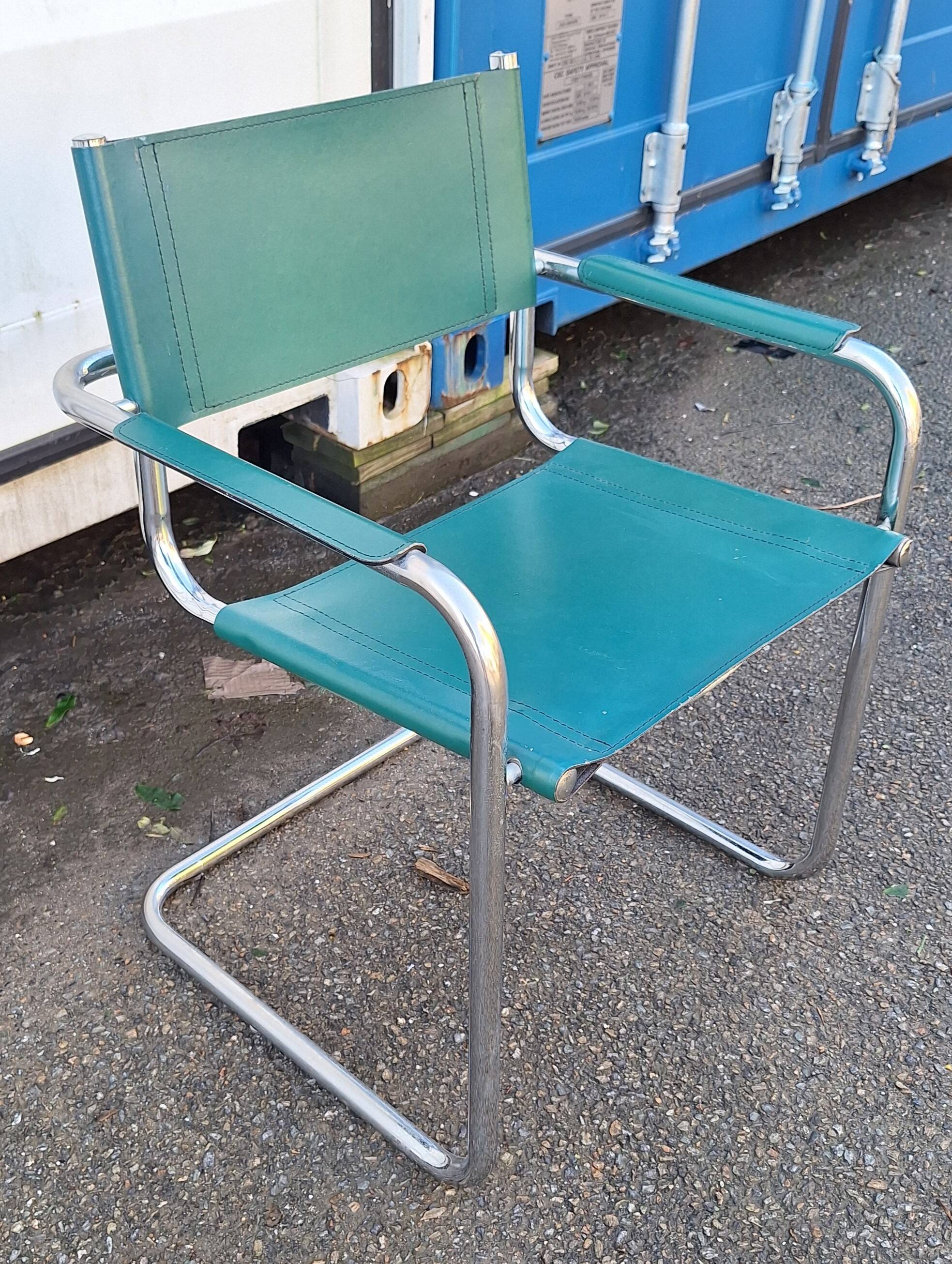 Fauteuil cantilever en métal chromé et cuir vert