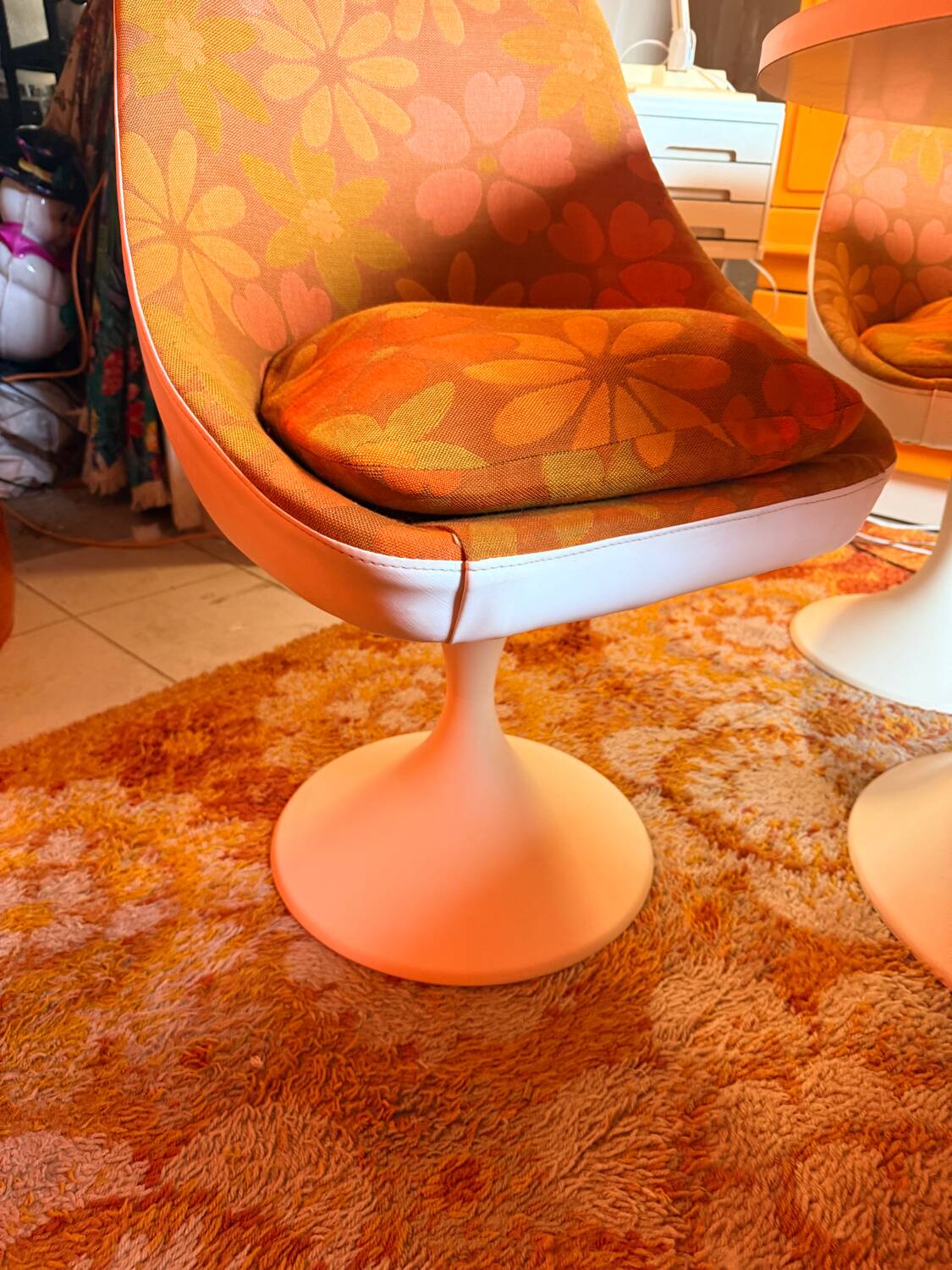 Table and tulip leg chair, vintage space age from the 70s.
