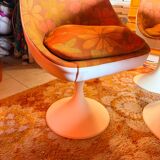 Table and tulip leg chair, vintage space age from the 70s.