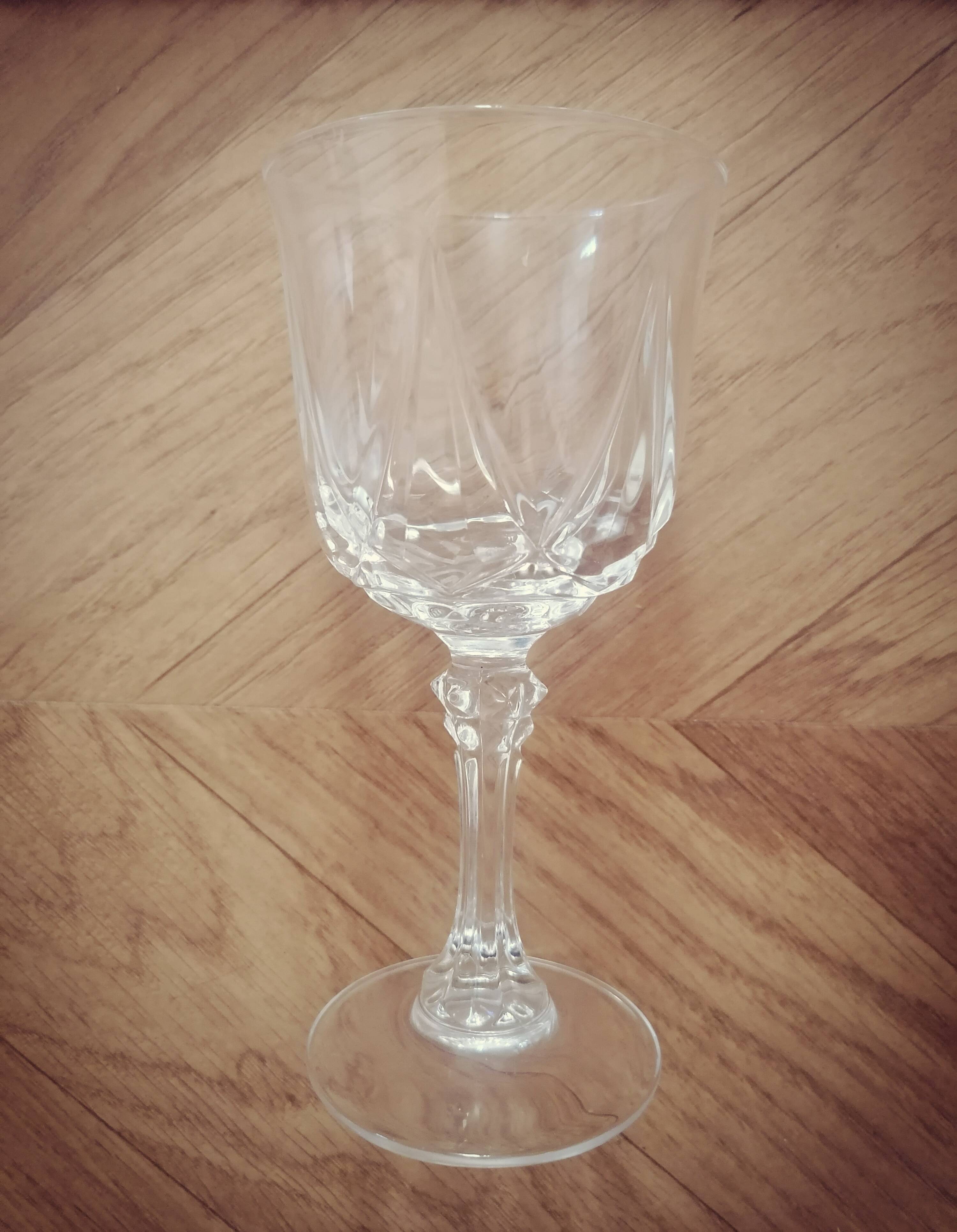 Many crystal glasses from Arques model Auteuil.