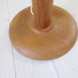 Modern sculptural Scandinavian floor lamp in pine by Uno Kristiansson, Sweden, 1970s.