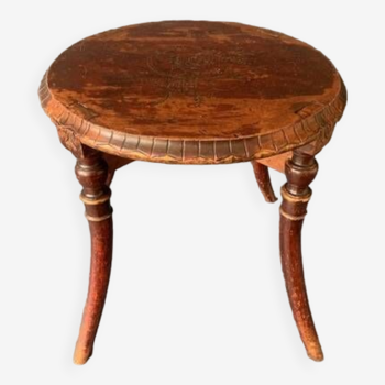 Table basse ronde  en bois gravé, tourné, fin XIXème