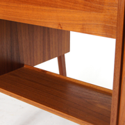 Simple pedestal pedestal desk in vintage danish retro teak from the 60s/70s