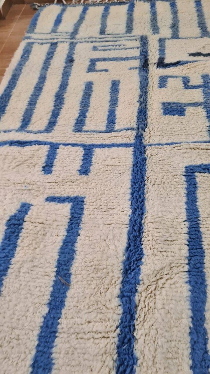 Tapis berbère Beni Ourain fait main au design minimaliste de lignes bleues – 250x150 cm