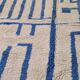 Tapis berbère Beni Ourain fait main au design minimaliste de lignes bleues – 250x150 cm