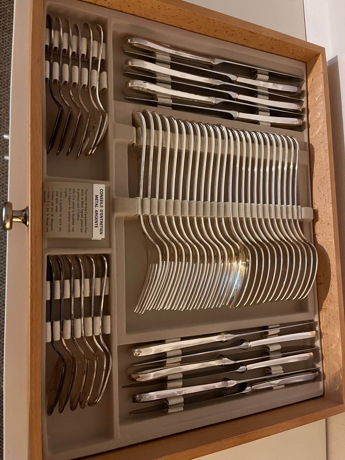 100-piece silver-plated cutlery set, for table and serving.