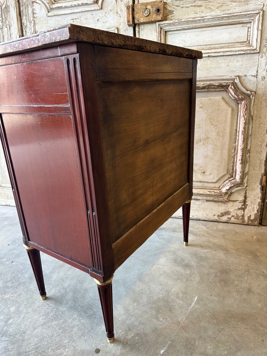 Petite commode de style Louis XVI 20e siècle