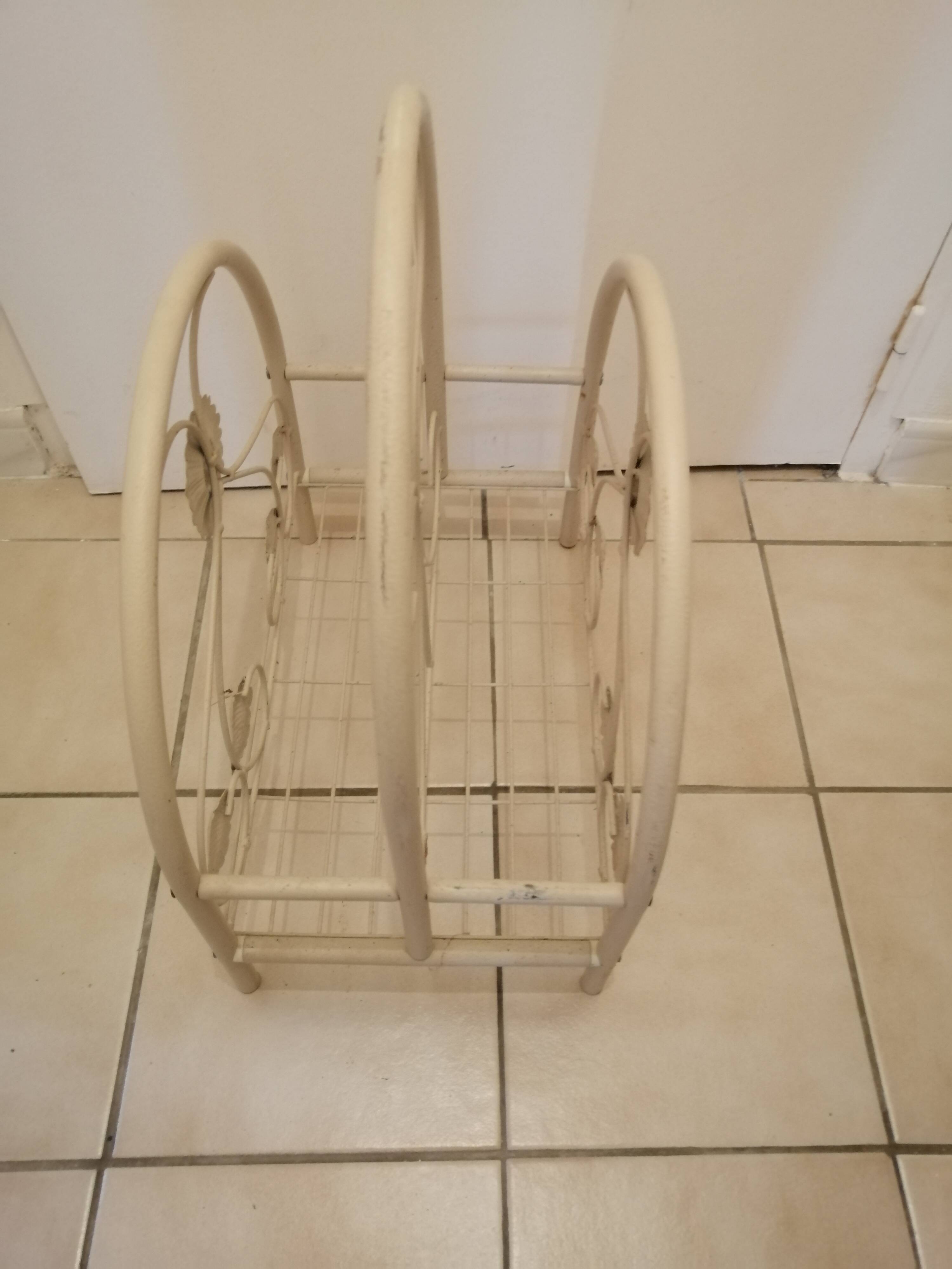 Metal magazine holder