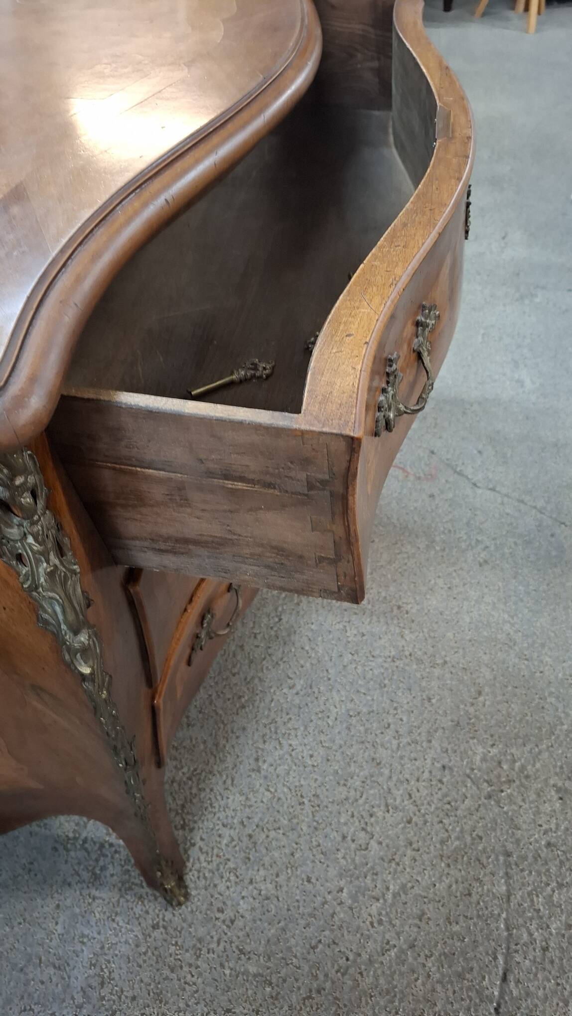 Louis XV style chest of drawers in marquetry flag