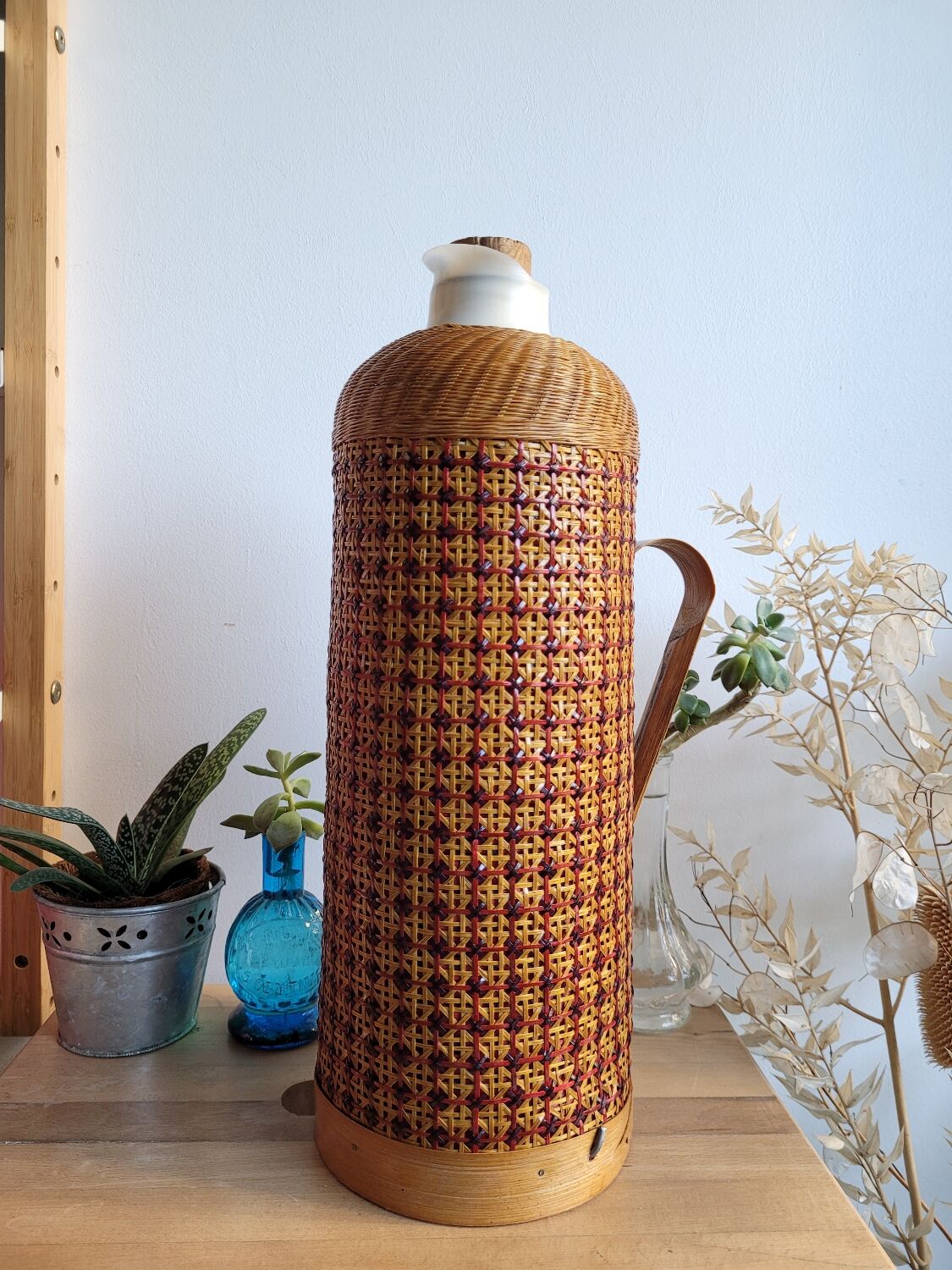 Thermos bottle with wicker canning