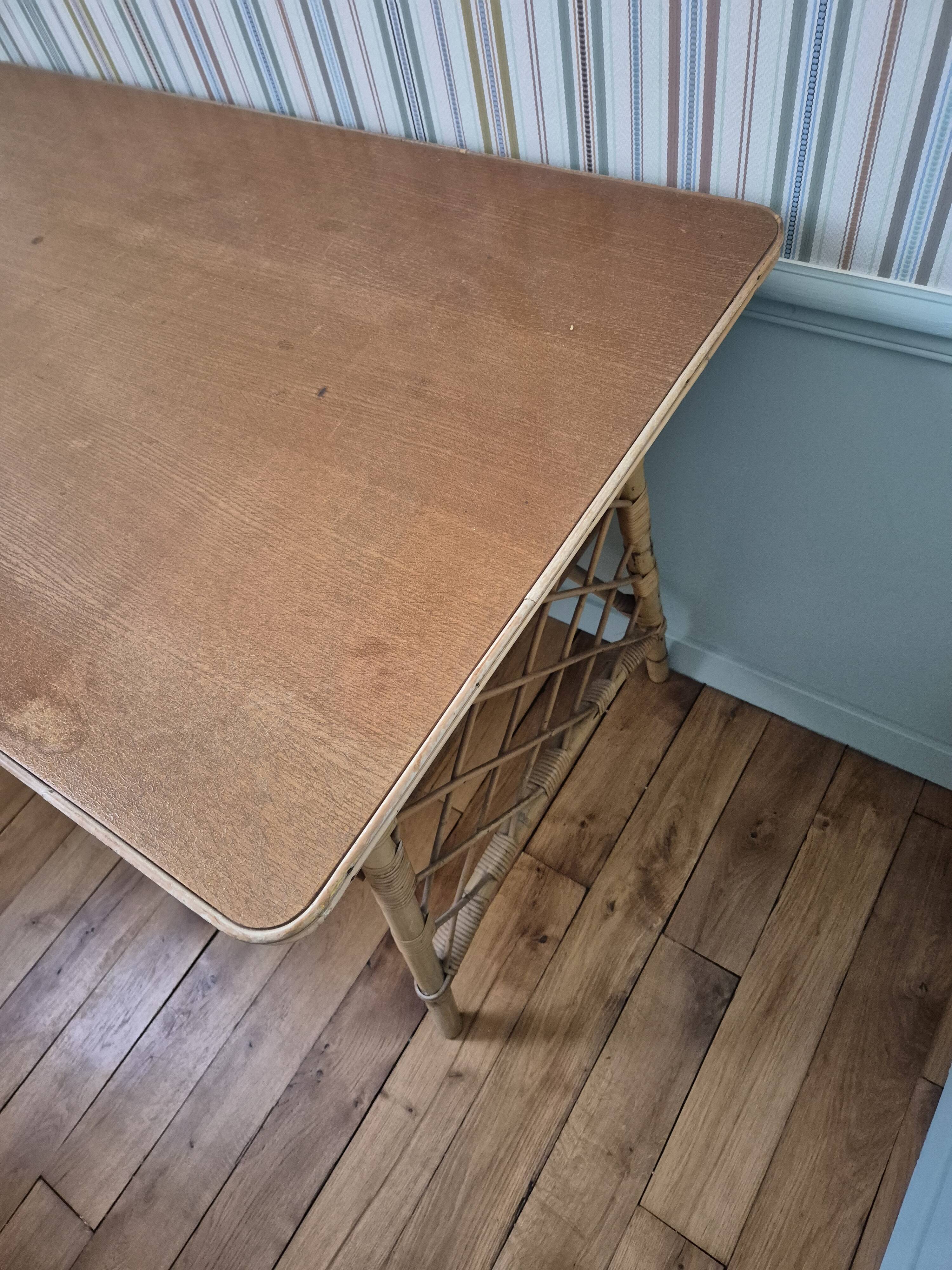 Bureau ancien en rotin