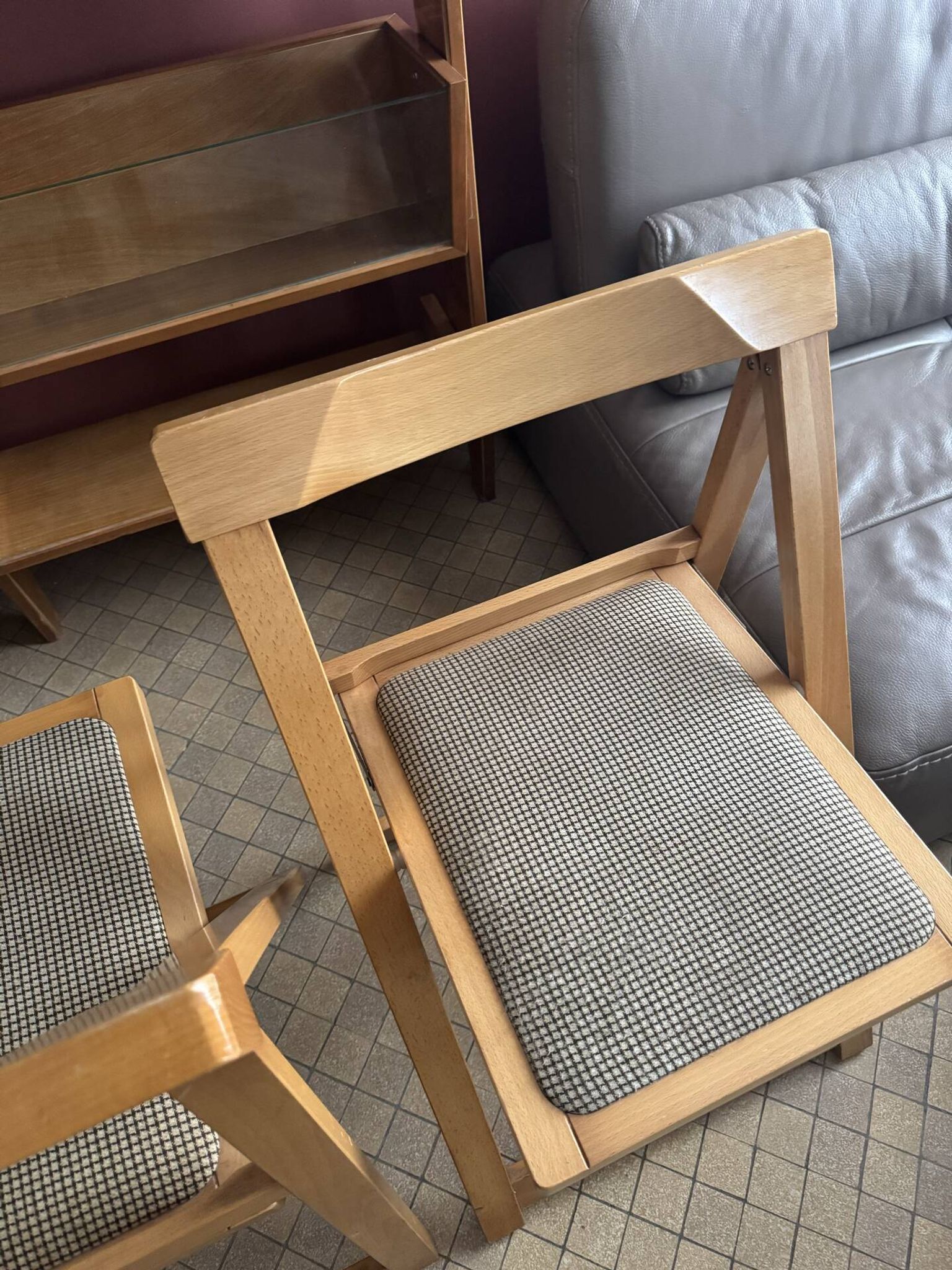 2 folding chairs