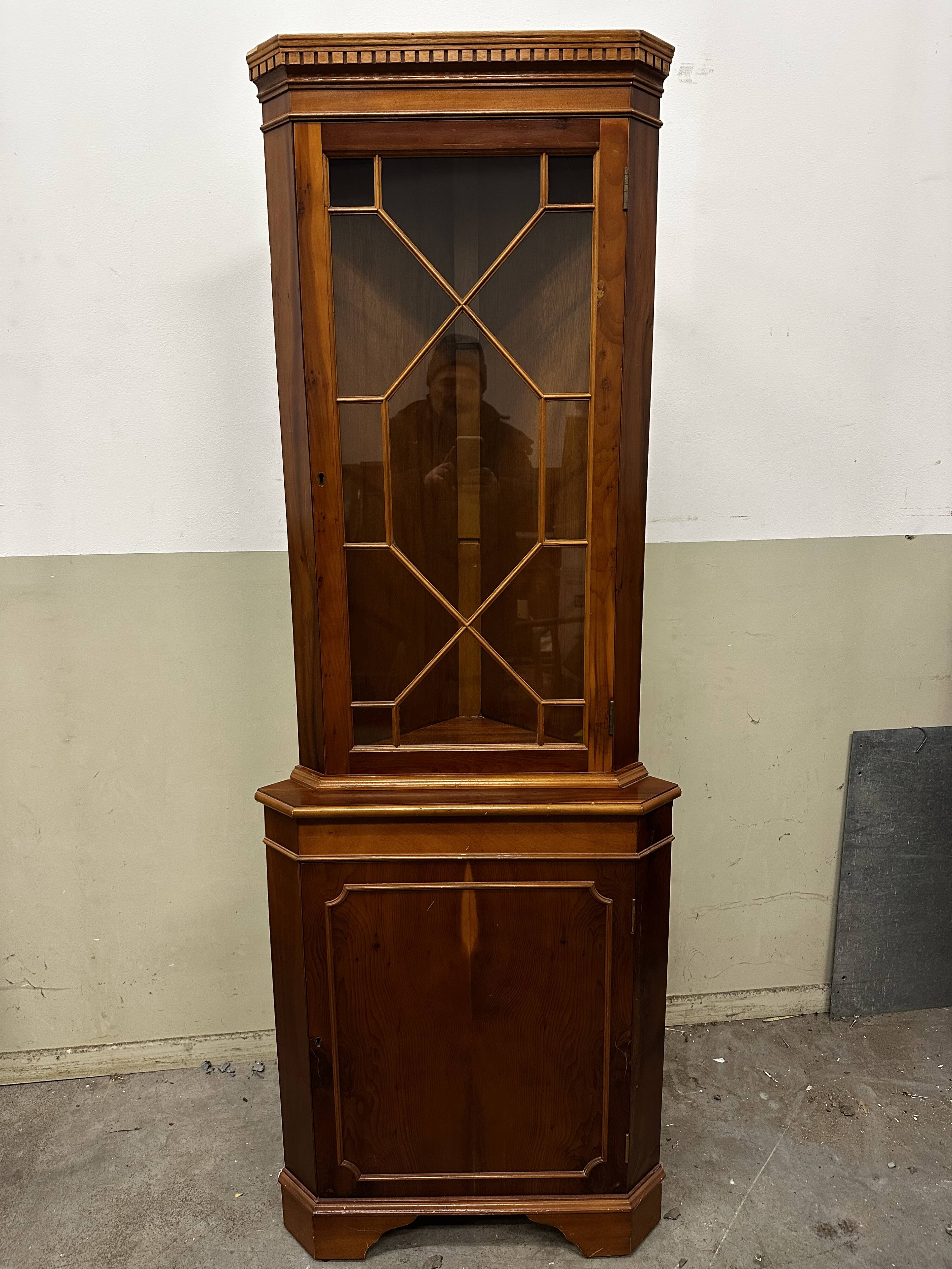 Meuble Vitrine d’encoignure en merisier XX e s