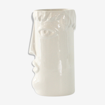 Vase en céramique glacé blanc avec le visage