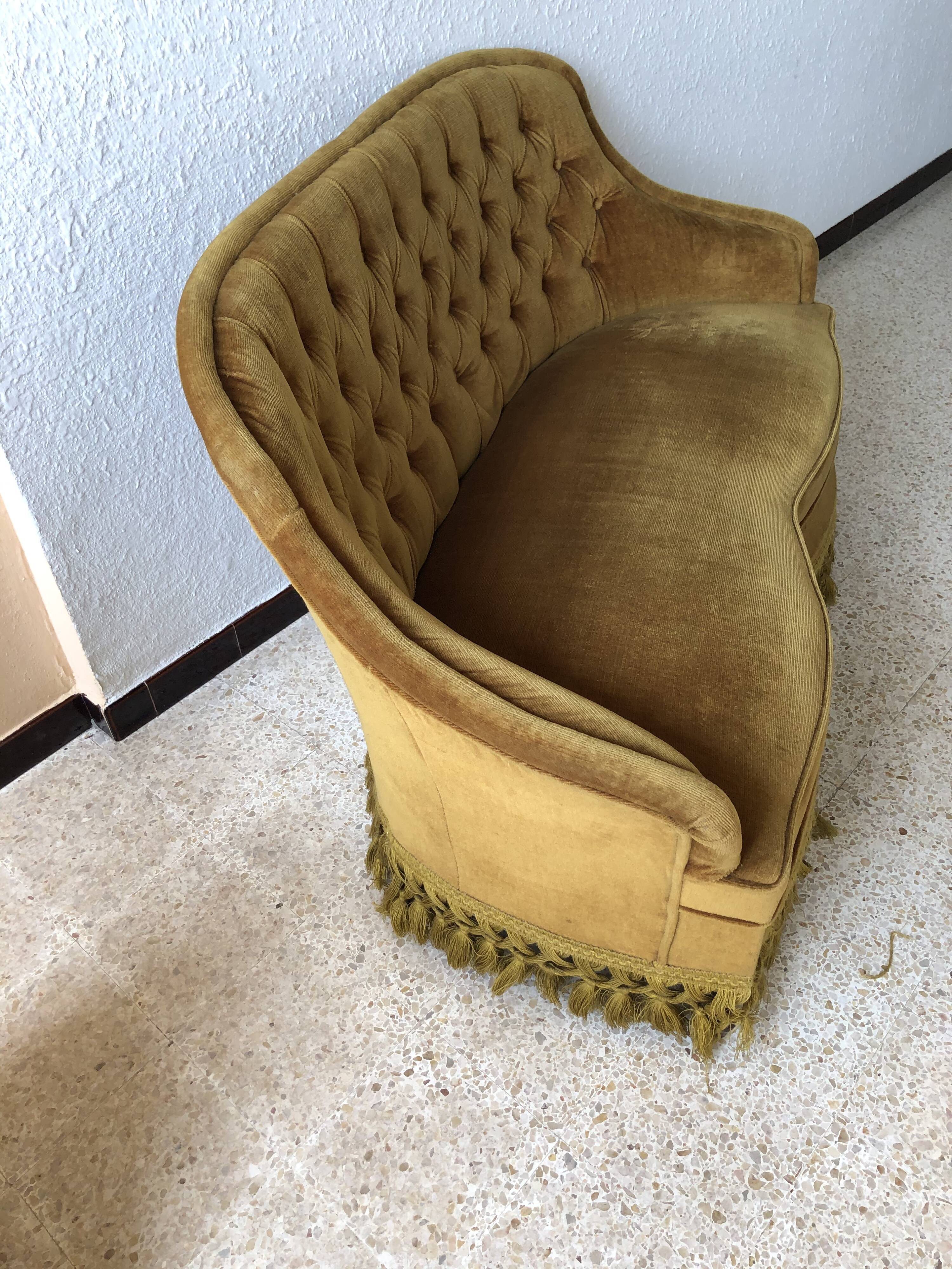 Banquette crapaud vintage capitonnée en velours or