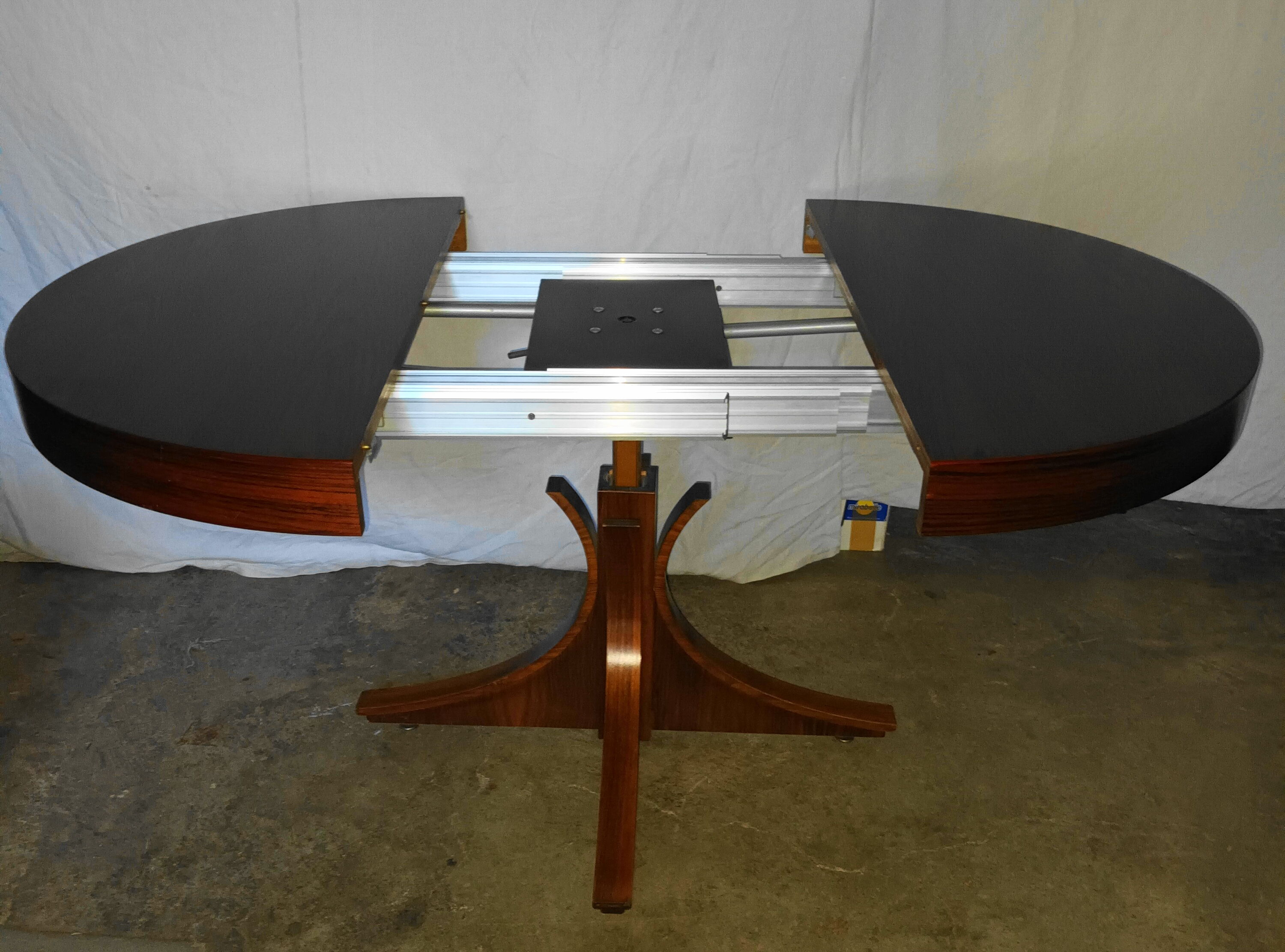 Table basse a systeme monte et baisse extensible de luigi Bartolini,années 70