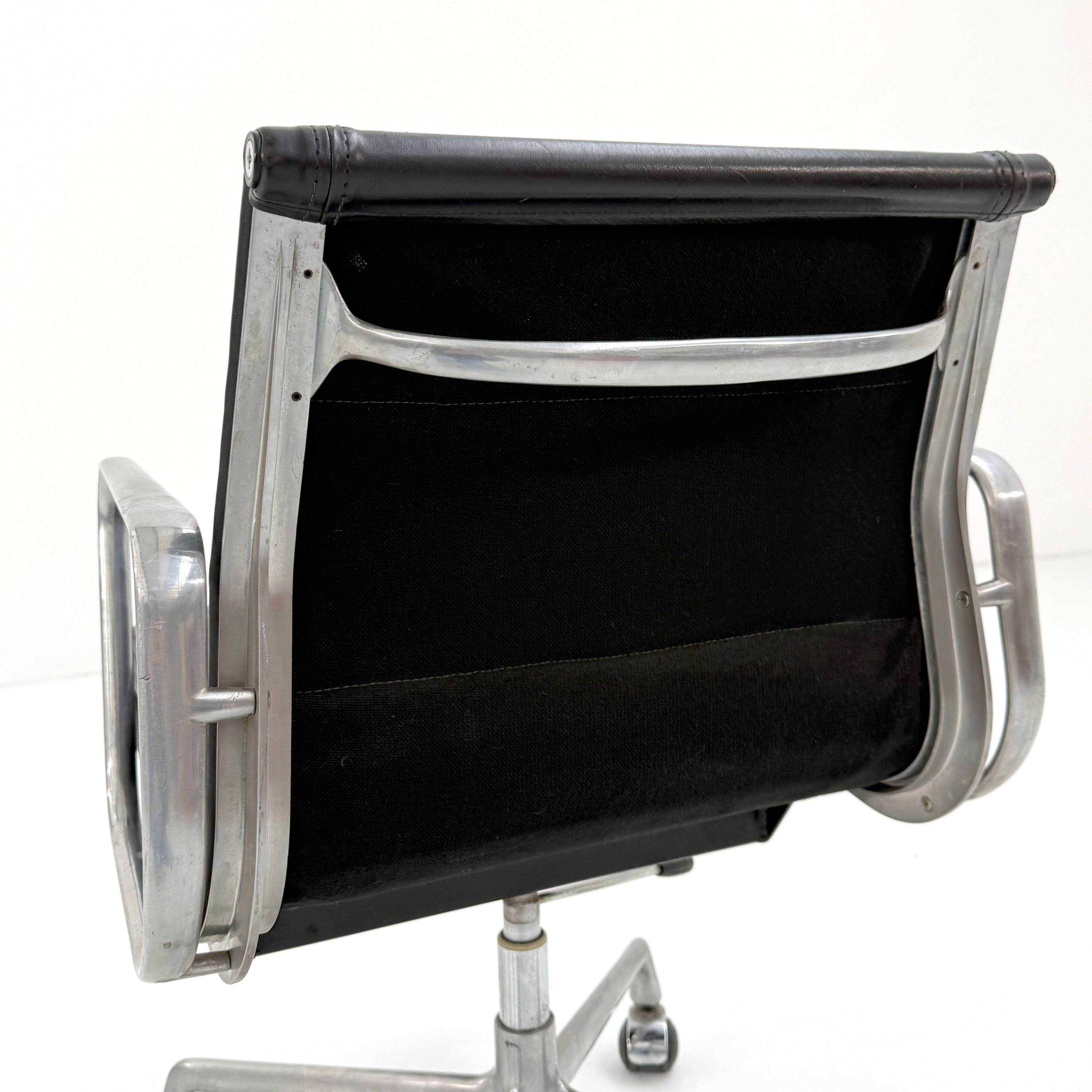 Fauteuil de bureau Soft Pad EA217 par C.& R. Eames pour Herman Miller, 1970