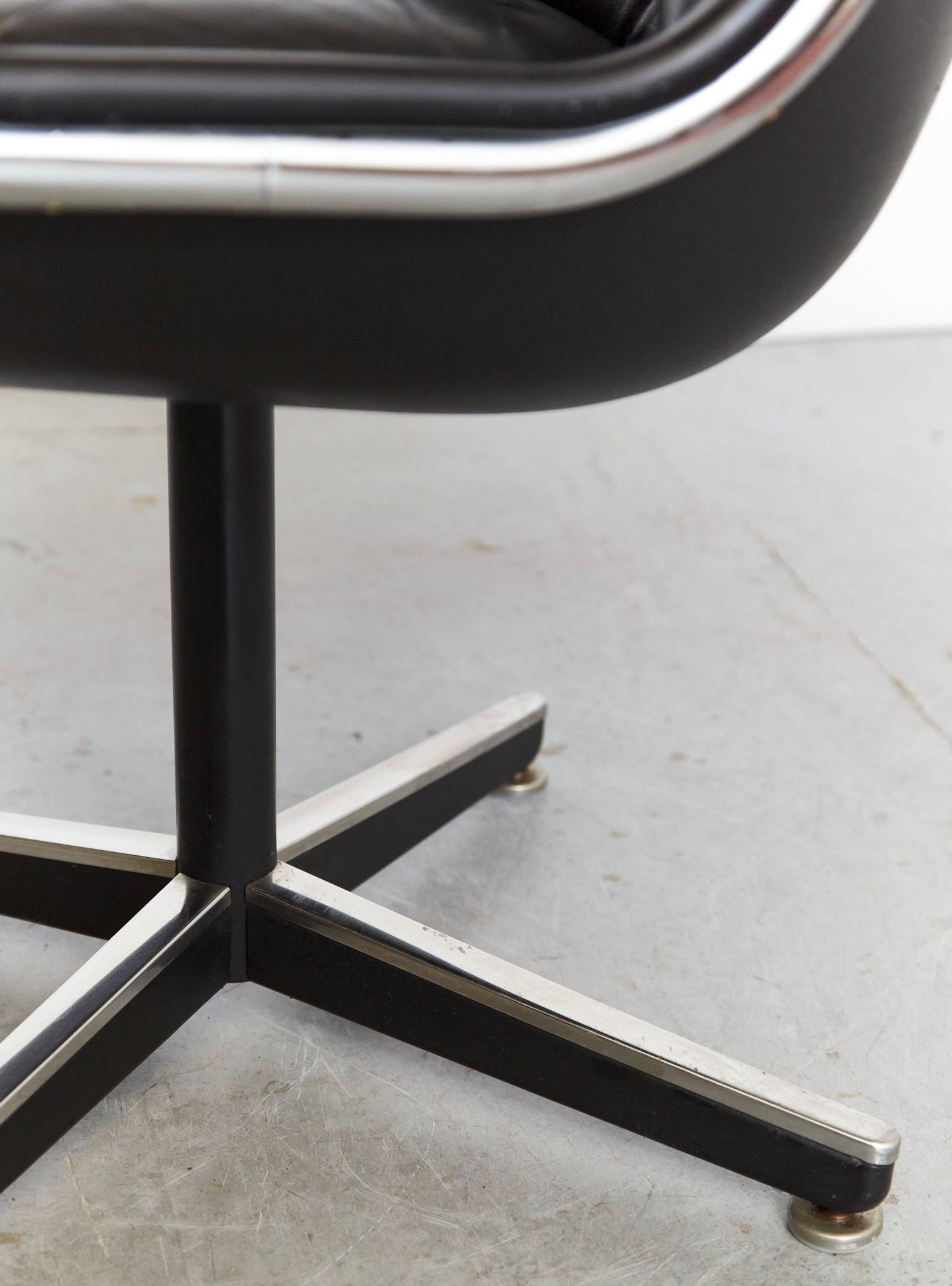 Executive chair by Charles Pollock for Knoll International, 1960s