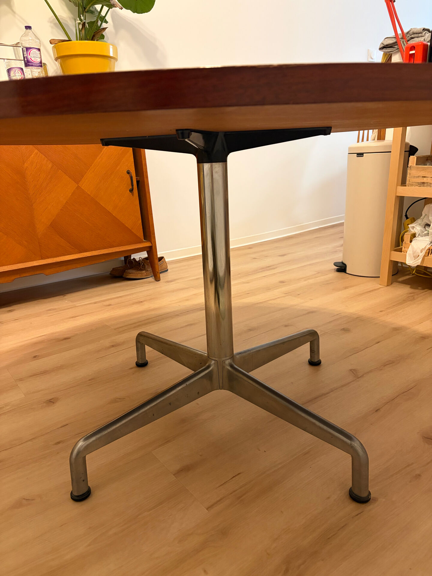 Round table design by Giancarlo Piretti for Castelli made in Italy.