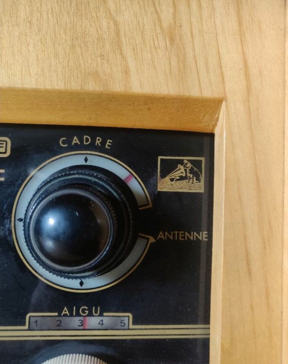 Hifi radio stand the voice of its master