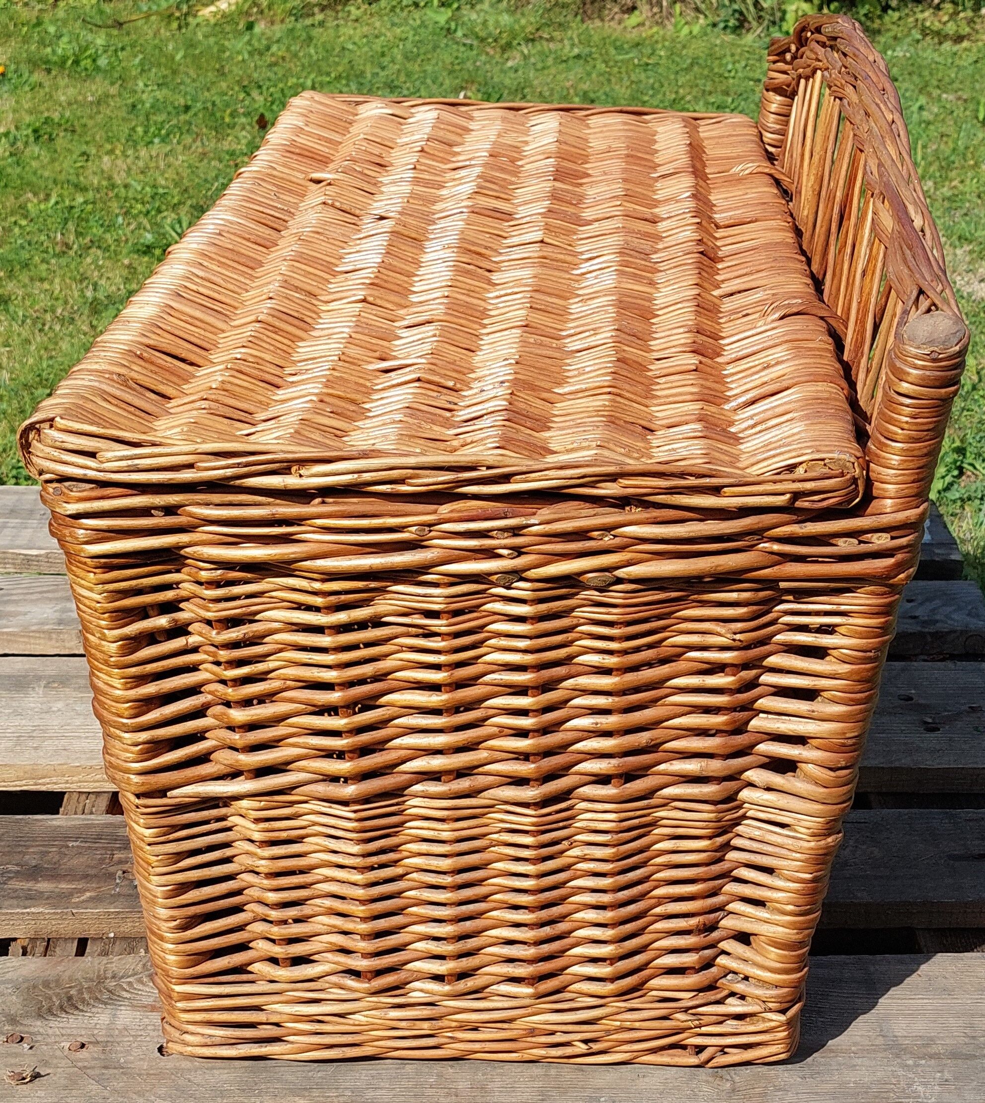 Wicker chest