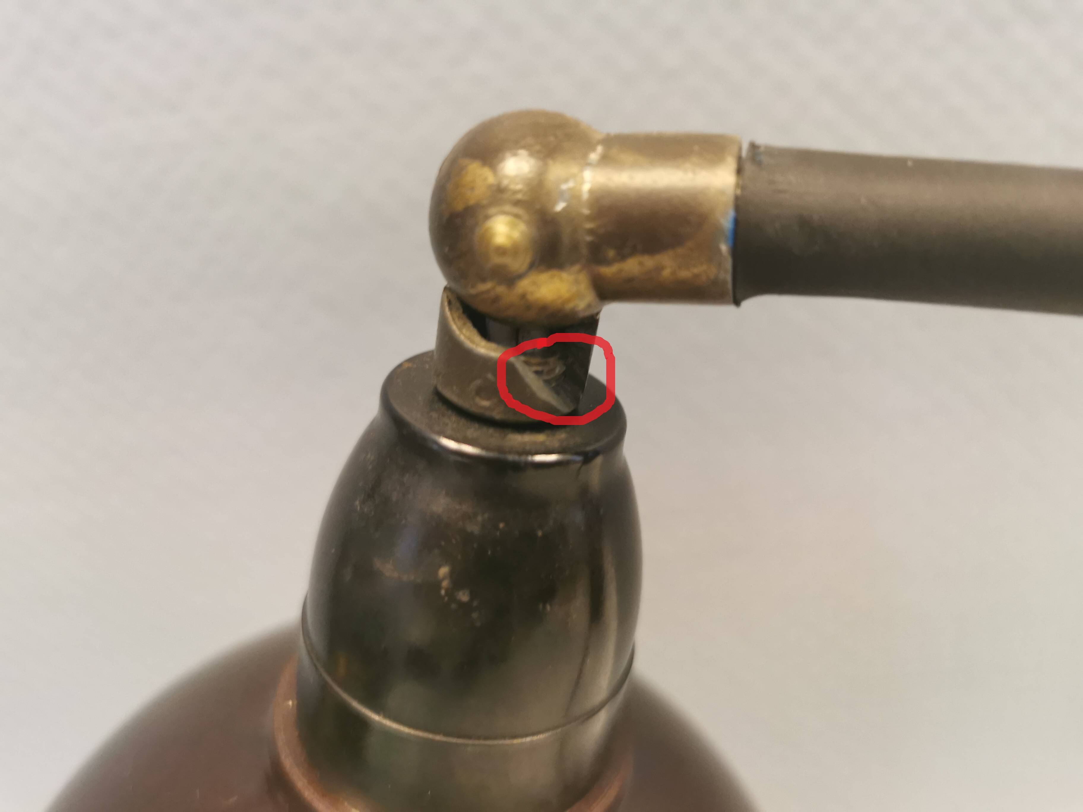 Lampe de table en bakélite et fonte, années 1950