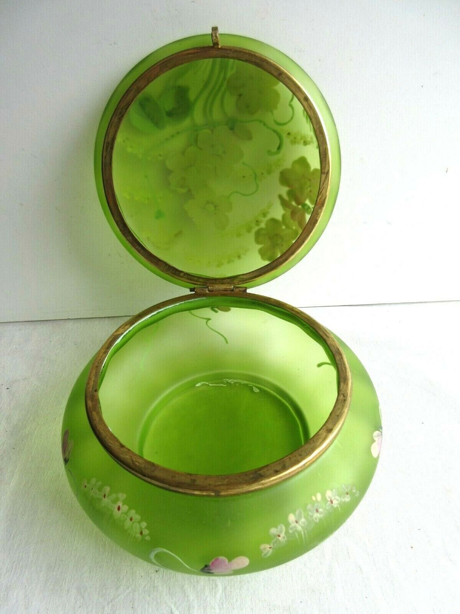 Candy box or jewelry box, Enamelled Art Nouveau glass Legras: Pink flowers