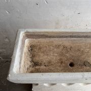 Paire de jardinières sculpturales en béton coulé Off-White, de style brutalisme du milieu du siècle, longues et rectangulaires.