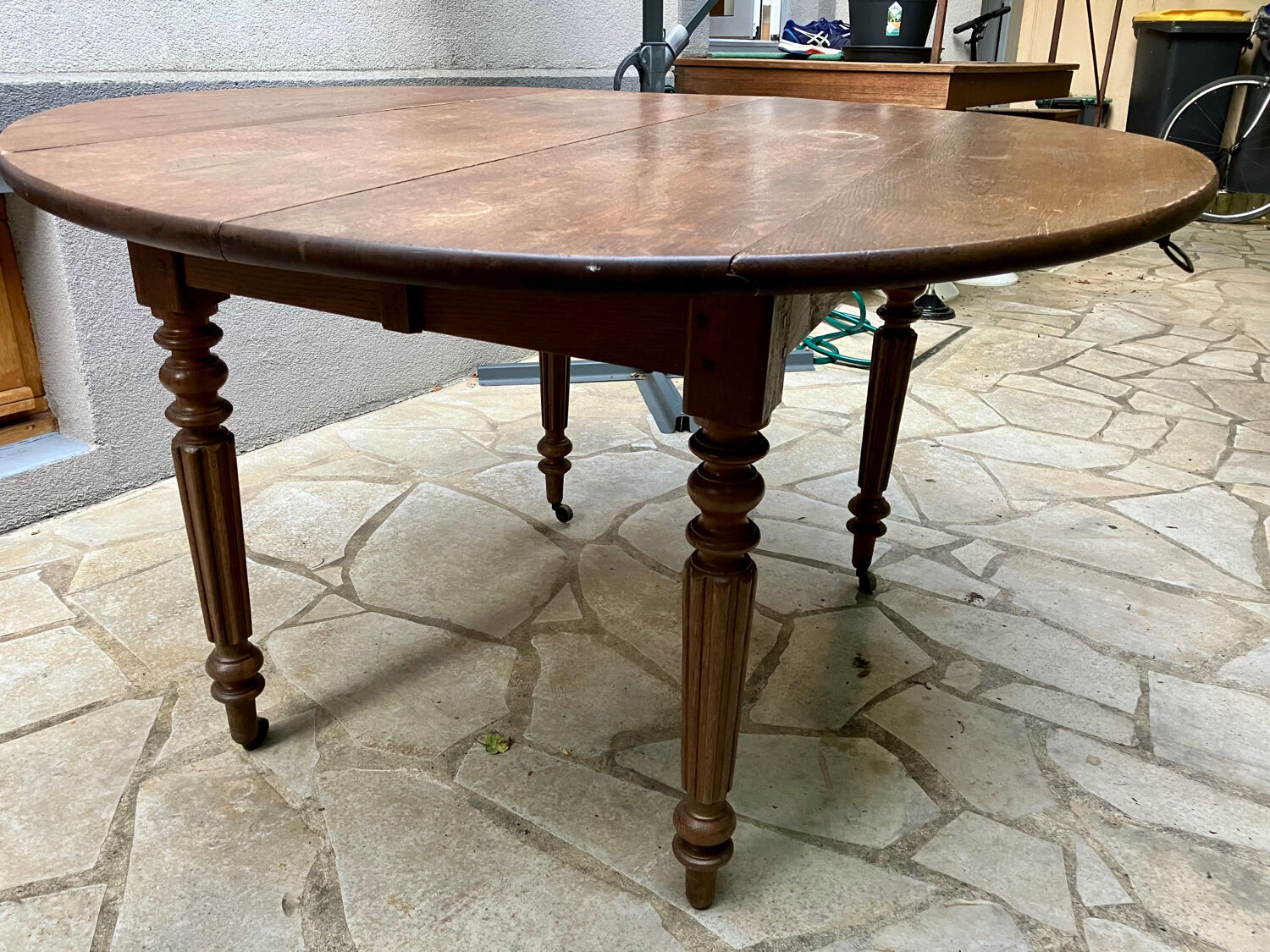 Round oak table with shutters