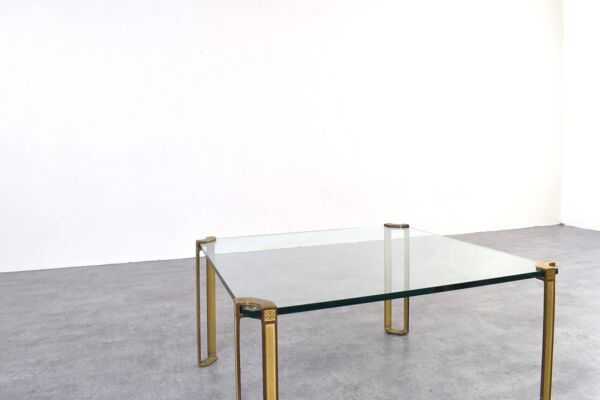 Table basse en laiton et verre Hollywood Regency par Peter Ghyczy, années 1970.