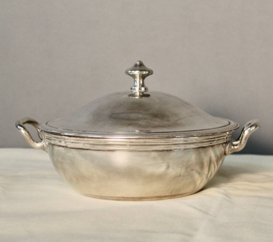 Silver-plated vegetable dish with its lid, hallmark of Santucci Thiebaut.
