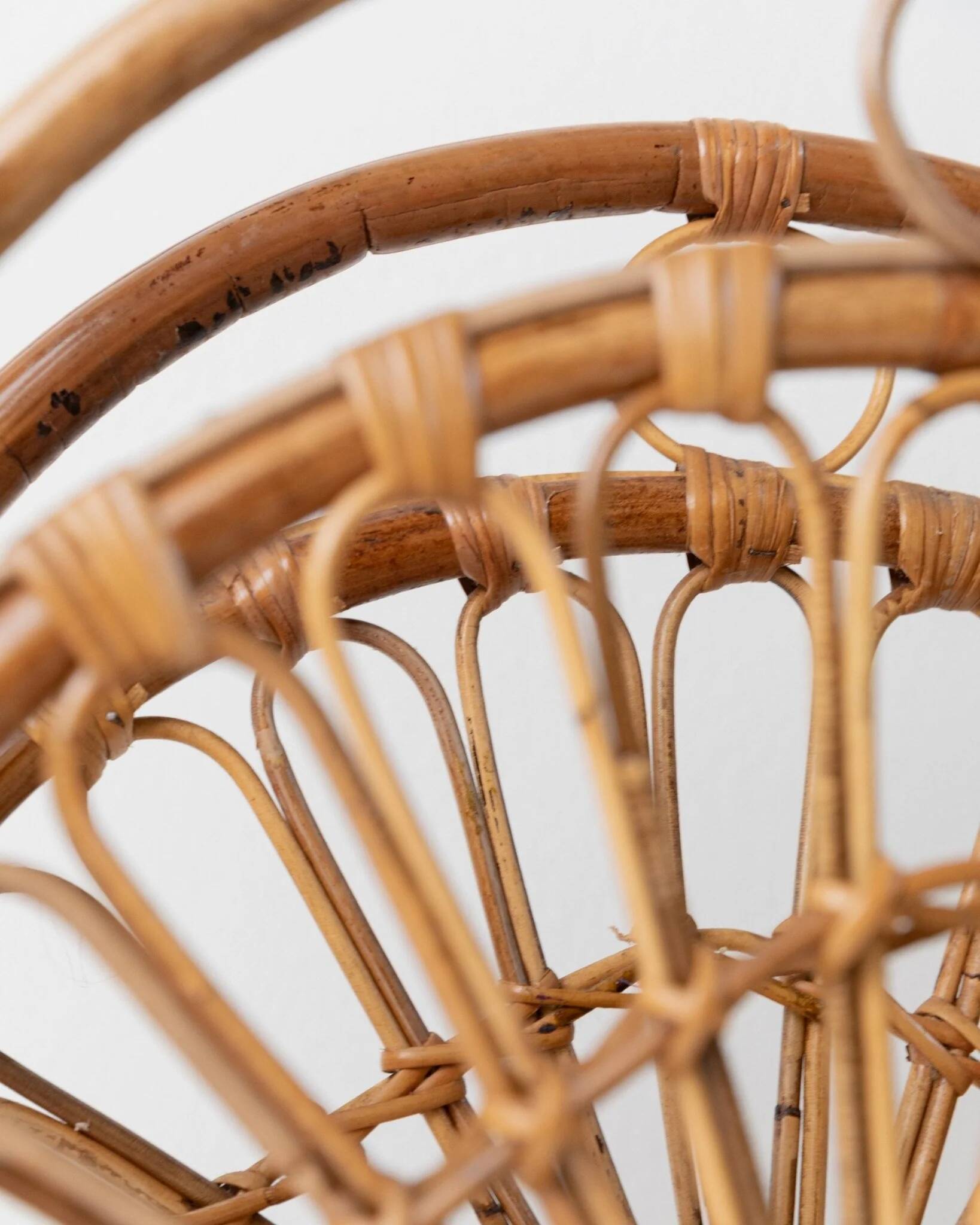 Vintage bamboo magazine rack in bois wood finish, rotin-et-osier-inspired, mid-century Italian design, 1970s