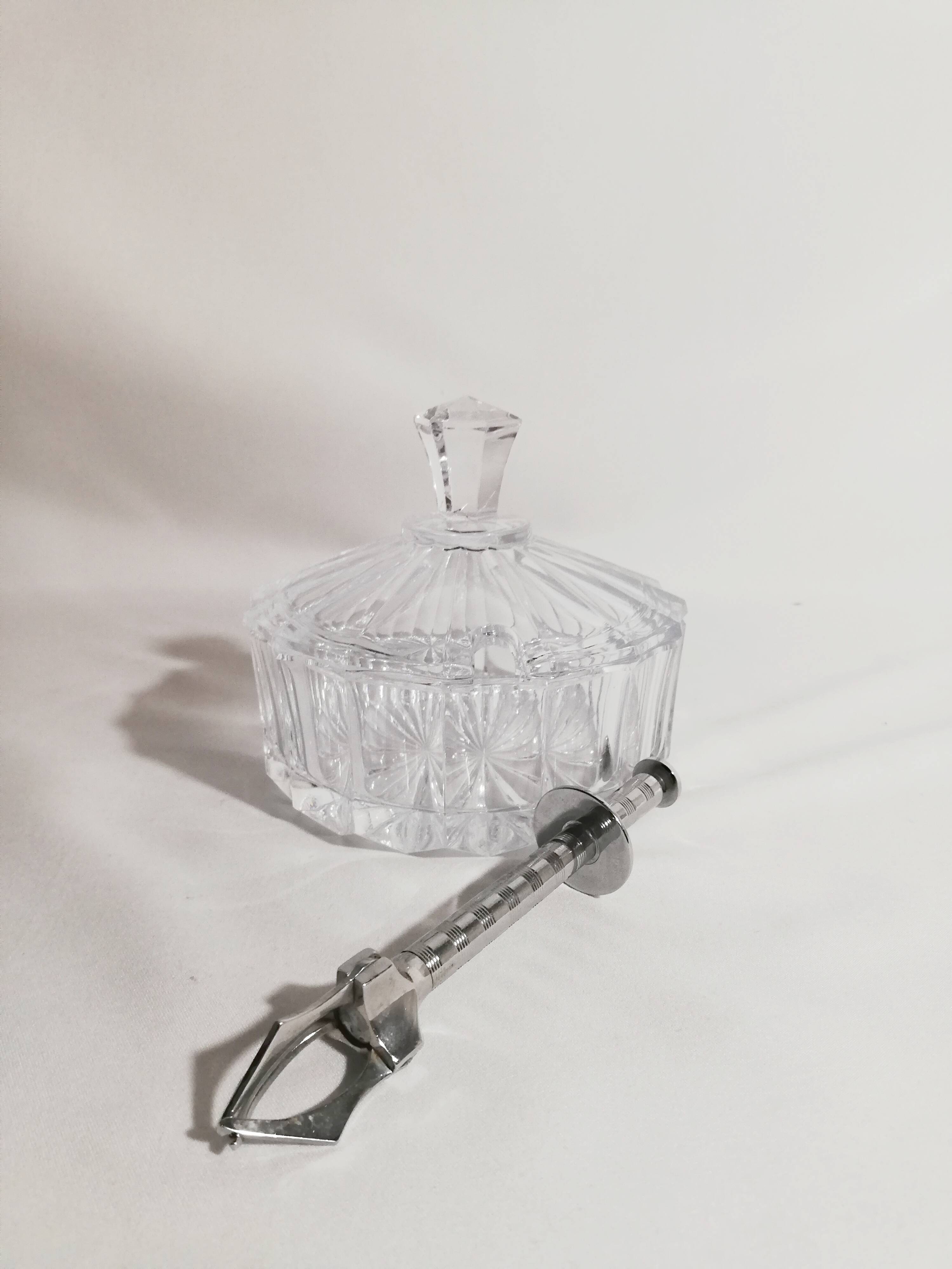 Crystal sugar - its serving clamp