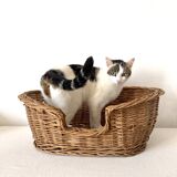 Woven wicker basket for cat or dog