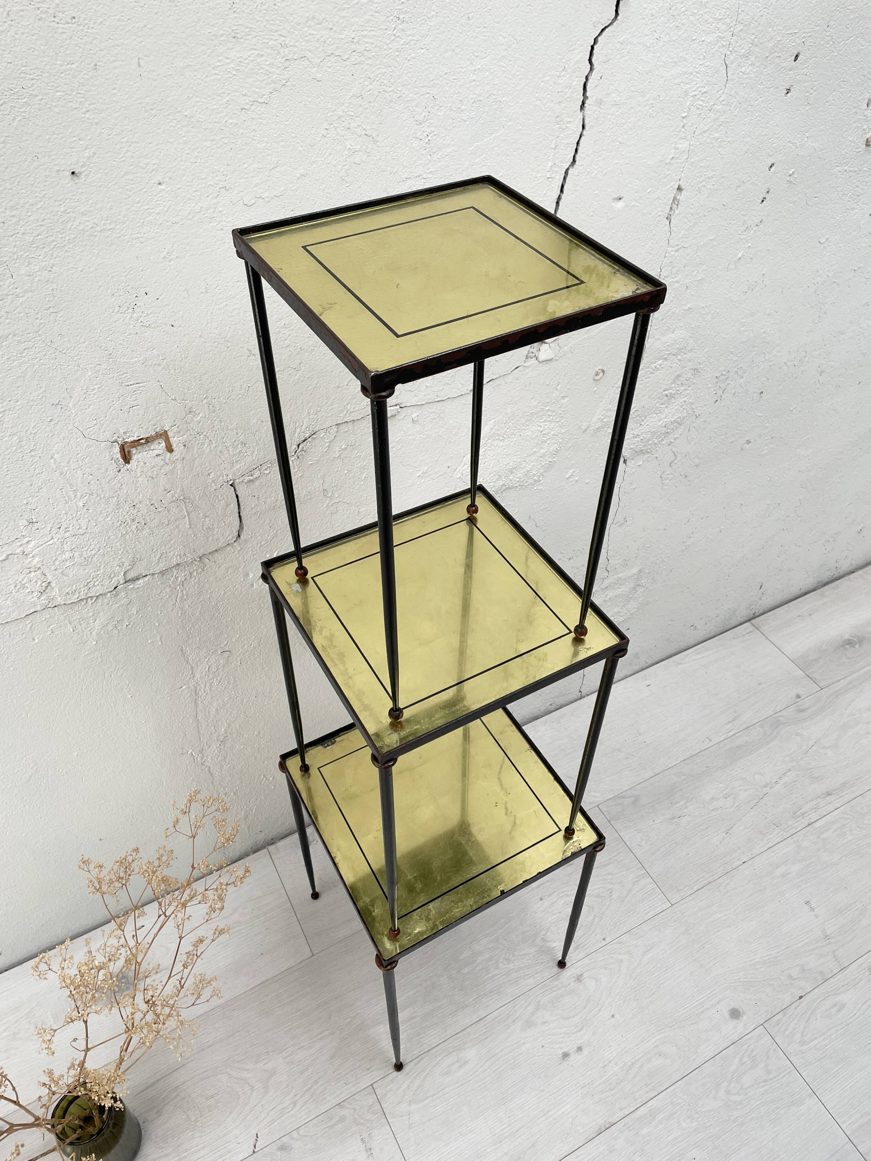 Suite de tables gigognes en métal et verre.