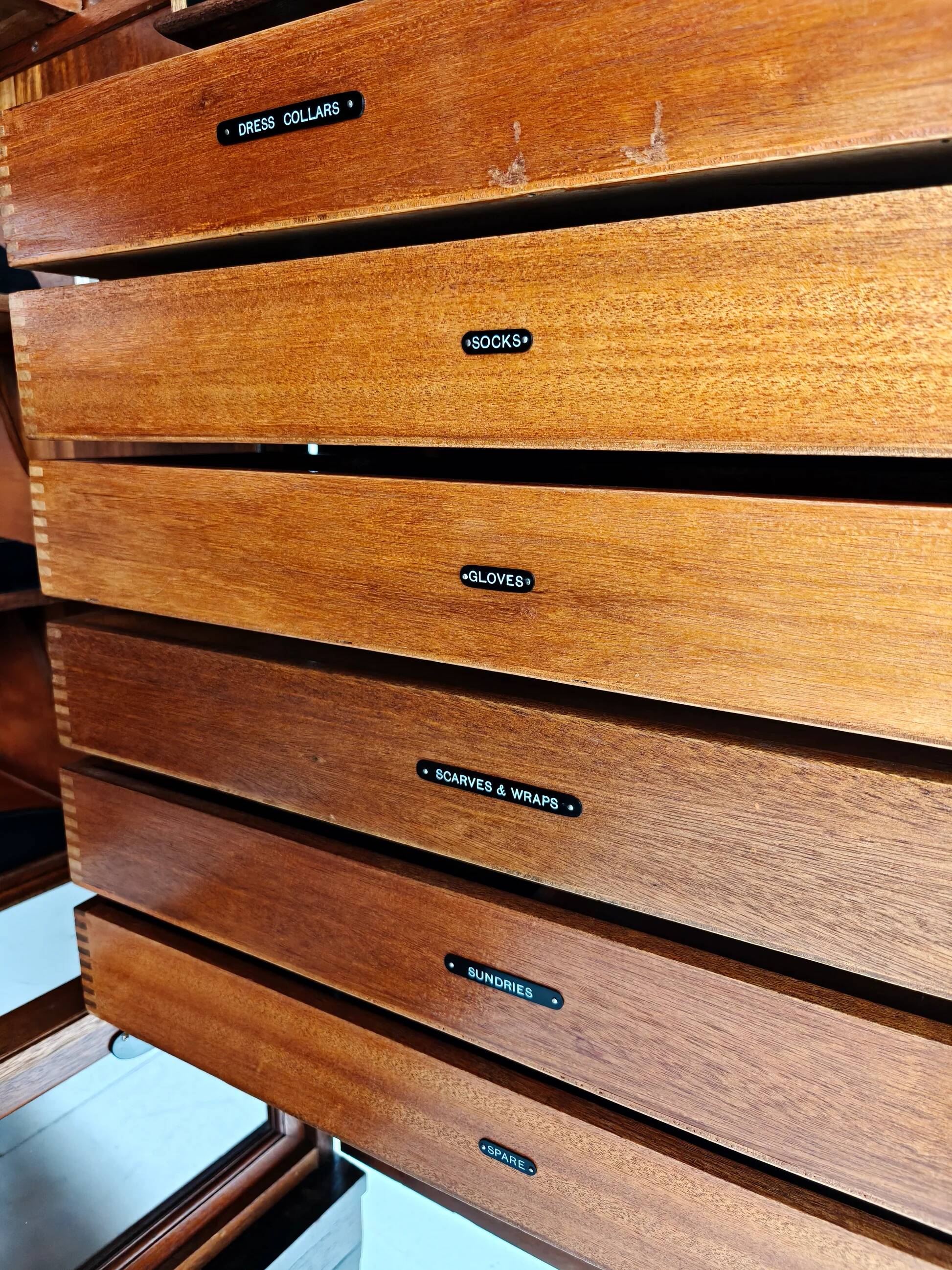 Belle garde-robe pour homme Art déco anglais des années 1920 Compactom Ltd