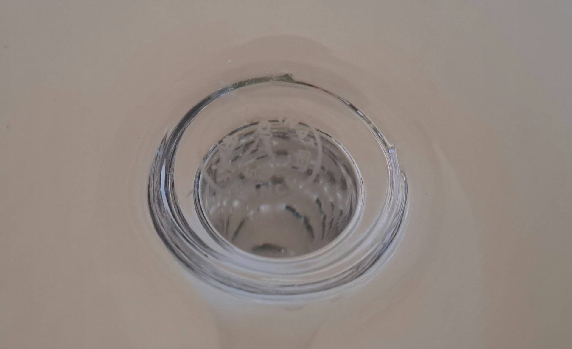 9 crystal water glasses from Baccarat Magenta Grain De Riz, height 15.5 cm.