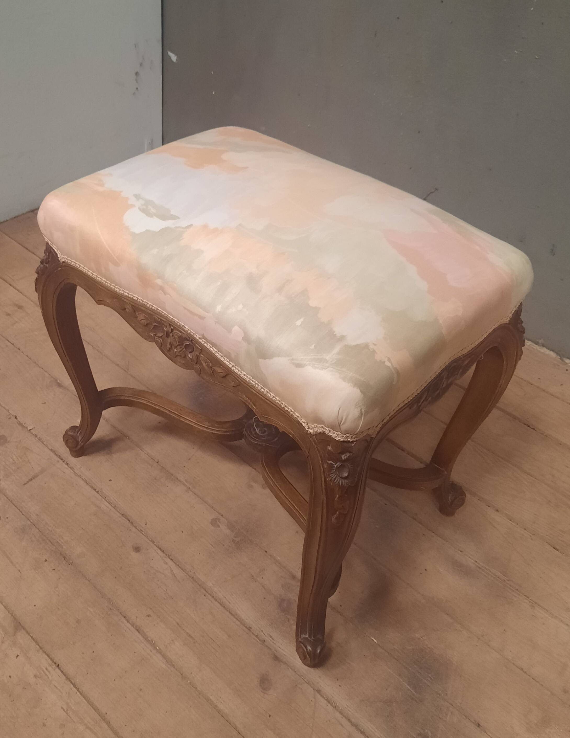 Pouf de style Louis XV  rocaille