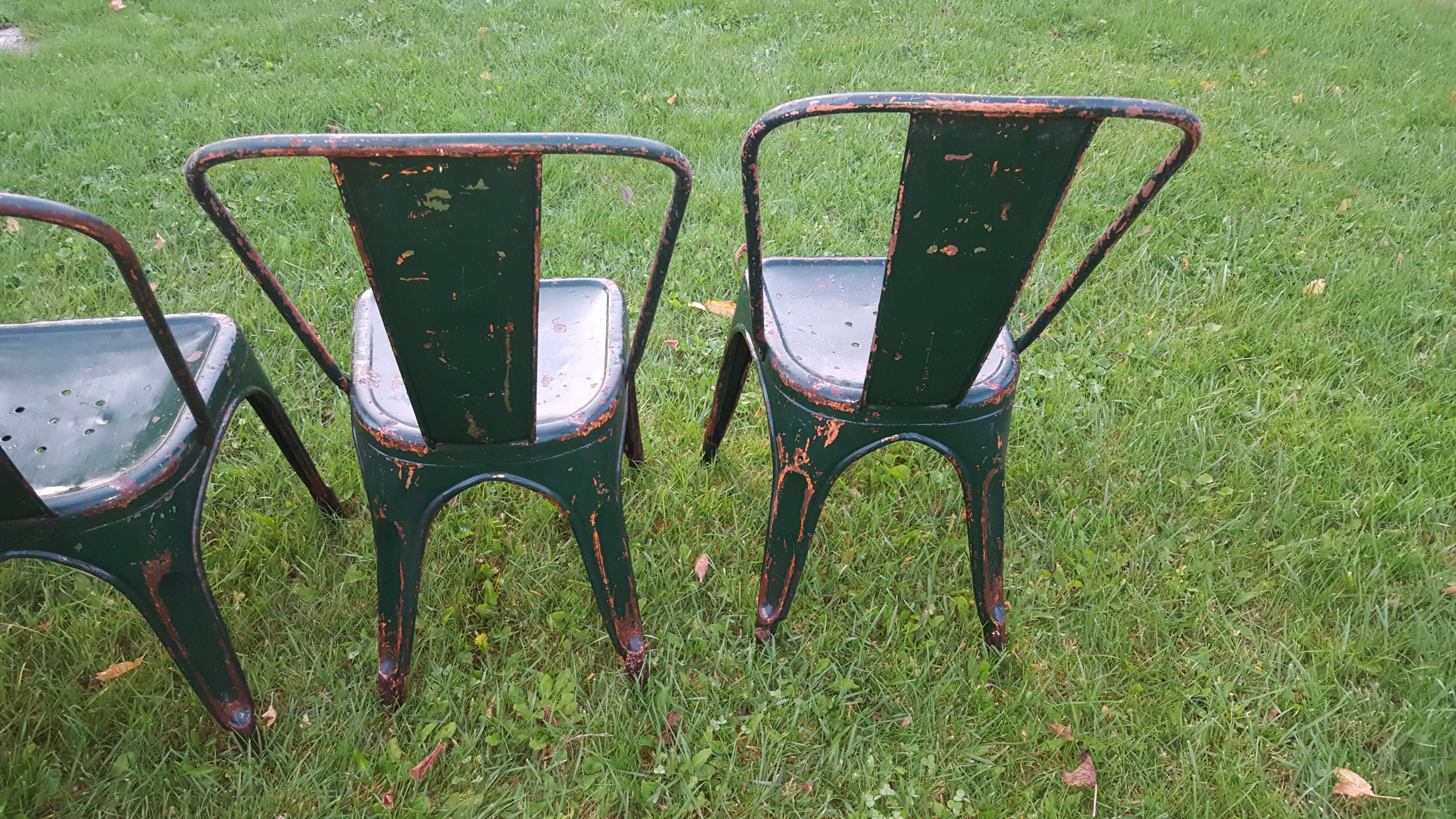 4 Green chaises Tolix industrial, first model (background)