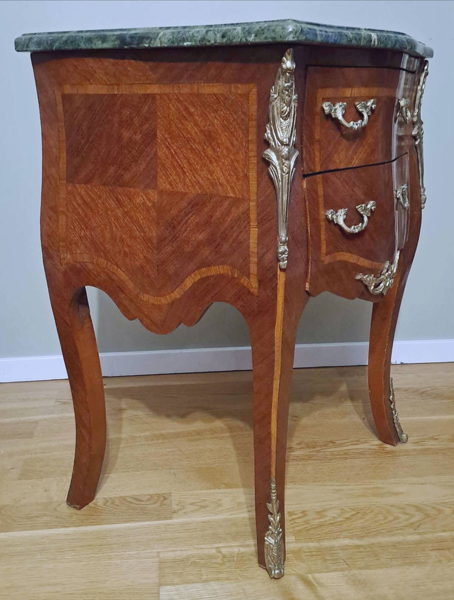 Marquetry chest of drawers