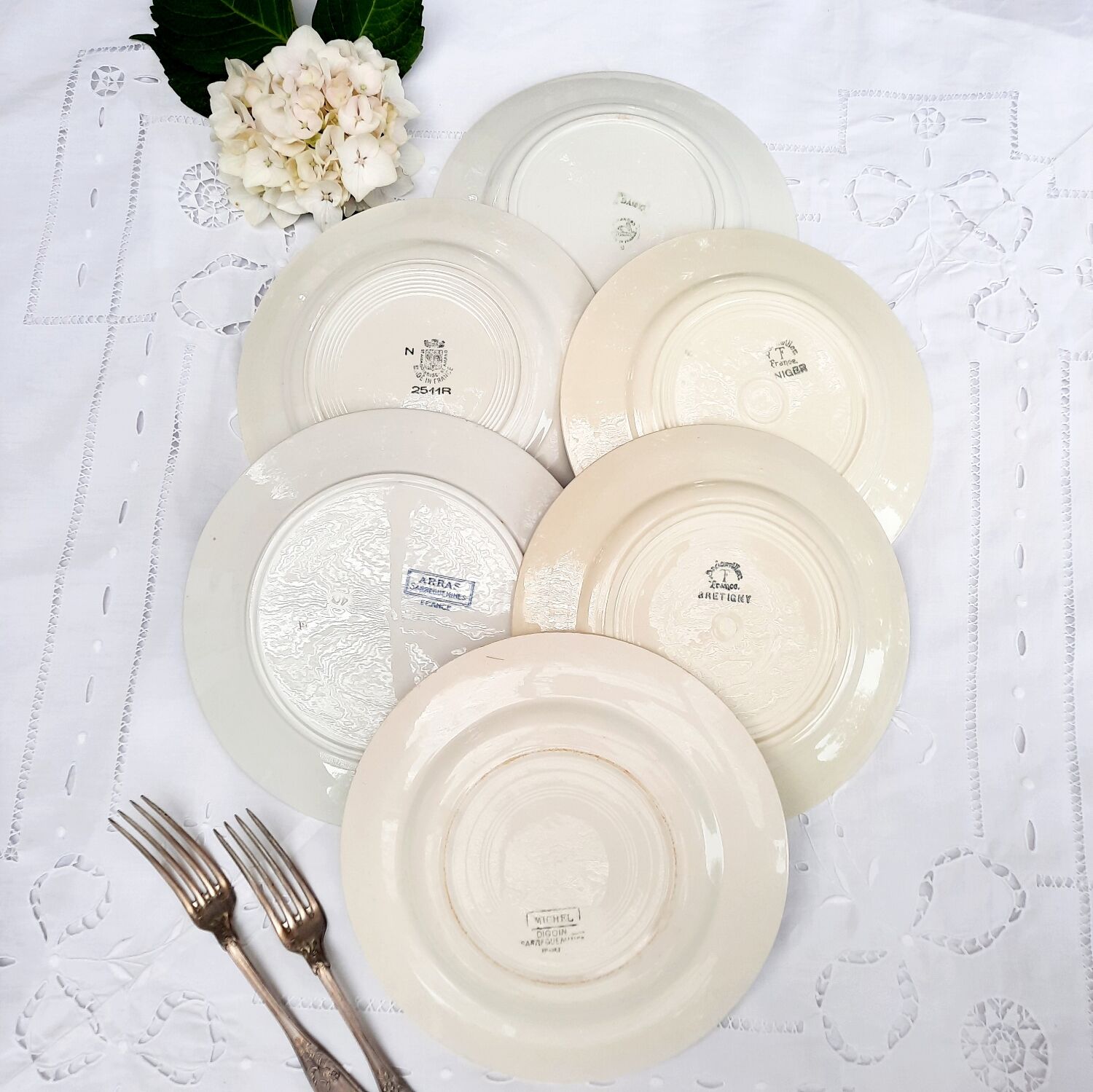 Mismatched flat plates in earthenware