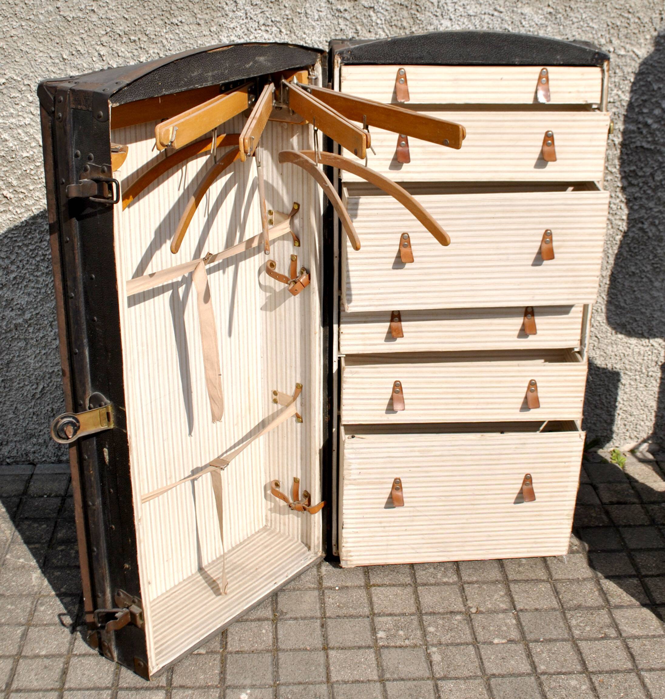 Malle cabine Wardrobe ancienne 1920 Coffre armoire Transatlantique Dressing