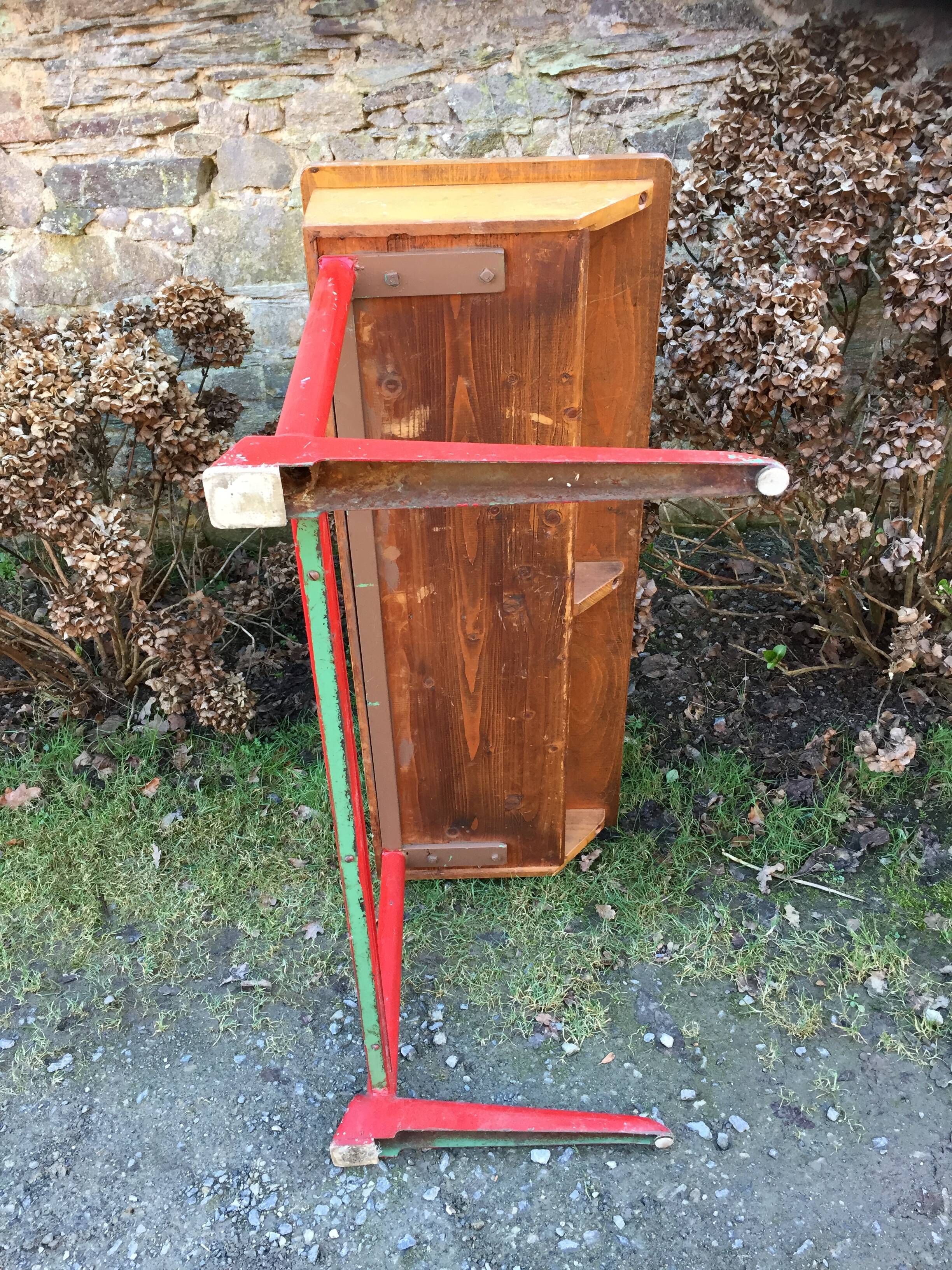Vintage children's desk 2 places wood and metal with its 2 chairs.