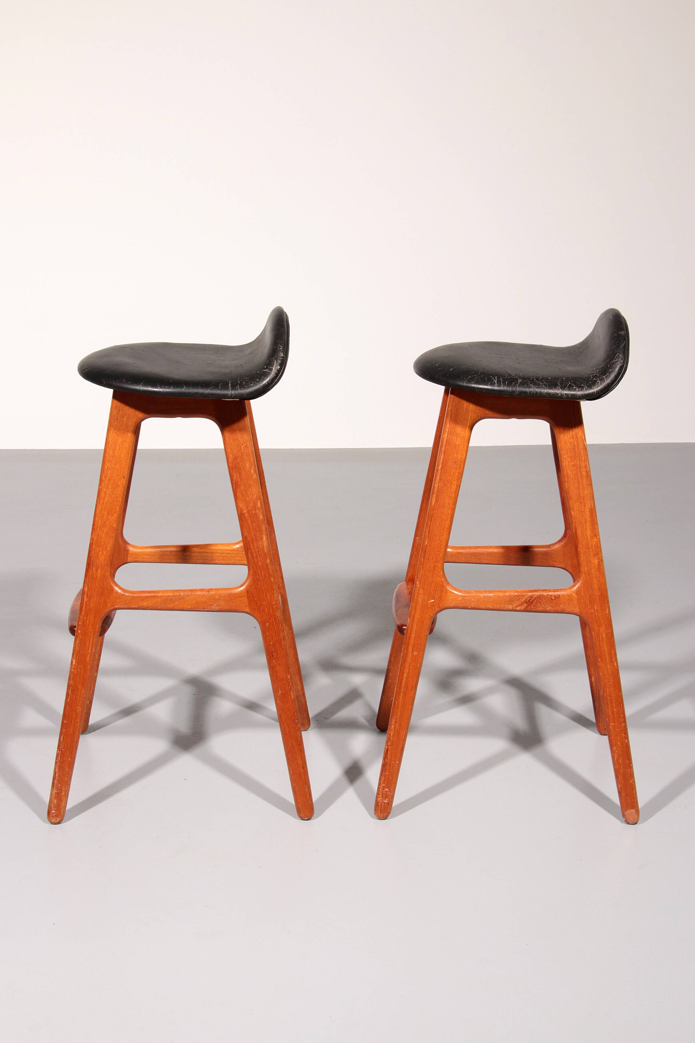 Design bar stool in wood and black leather by Erik Buch 1960
